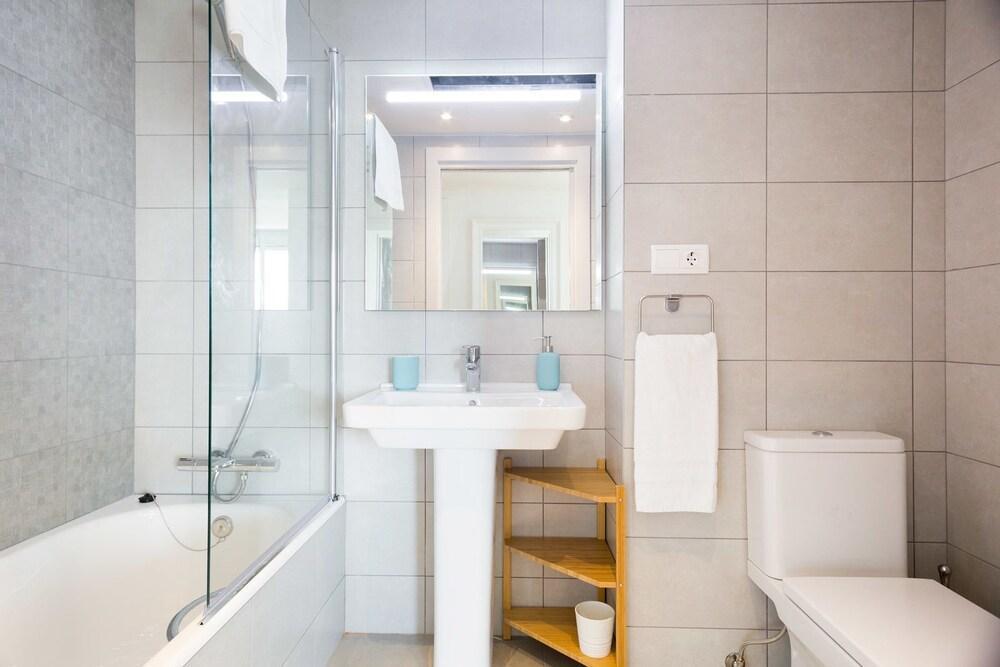 Olala Port Forum Apartments سان أدريان دي بيزوس المظهر الخارجي الصورة